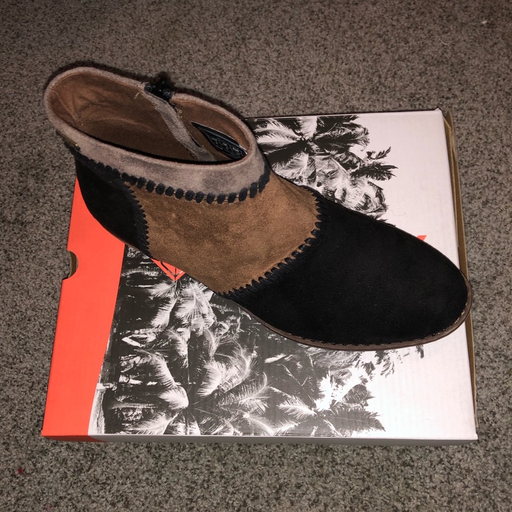 Brand New Roxy - Picture 4 of 5